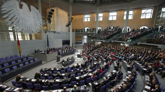 Poslanici Bundestaga imali visoka dodatna primanja: Prošle godine u proseku zaradili 183.600 evra