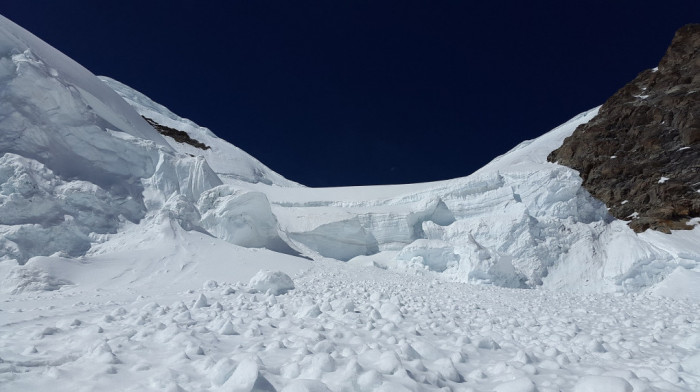 Poginula dva skijaša u lavini u SAD: Helikopter uspeo da spase jednu osobu