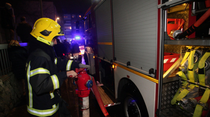 Muškarac povređen u požaru u Mirijevu: Zadobio opekotine i nagutao se dima