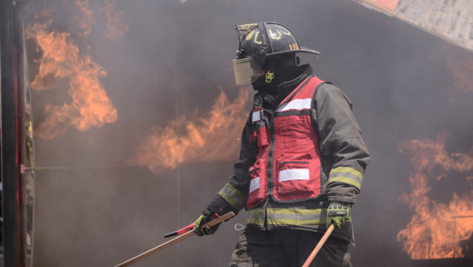 U Nikolajevu izbio požar u fabrici za obradu drveta, spasioci od noćas na terenu