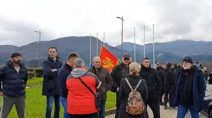 Blokirani ulazi u Cetinje i Nikšić i magistralni put Kolašin-Mojkovac: Grupe građana revoltirane "potonućem Crne Gore"