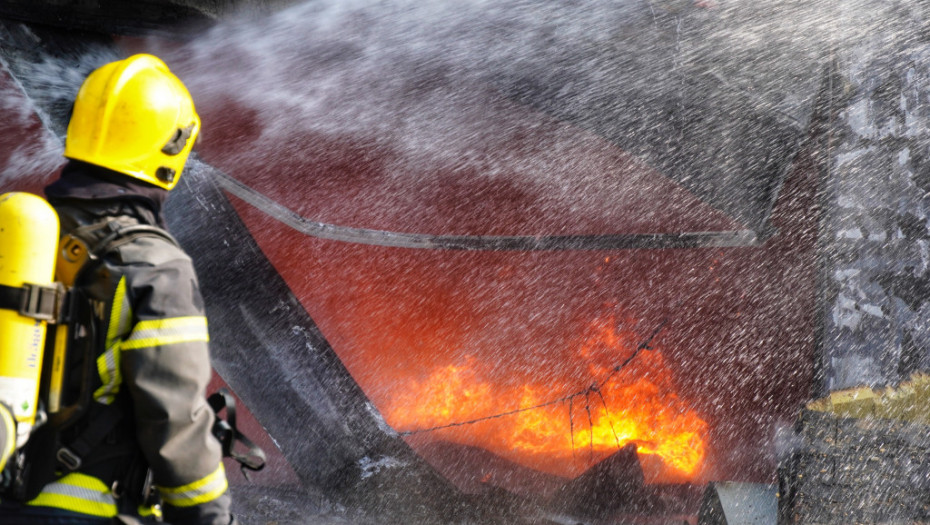Veliki požar na jugu Francuske: Zapalilo se oko 900 tona litijumskih baterija u fabrici za reciklažu