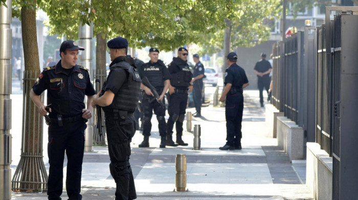 Policija tokom pretresa stana na Cetinju oduzela tri puške i 170 komada municije