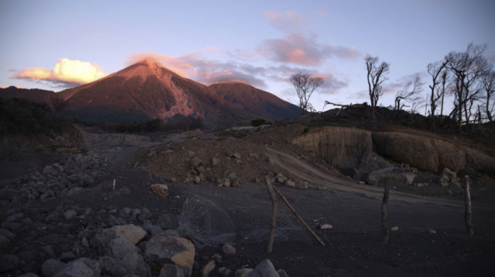 Proradio Vatreni vulkan na Gvatemali, evakuisano lokalno stanovništvo