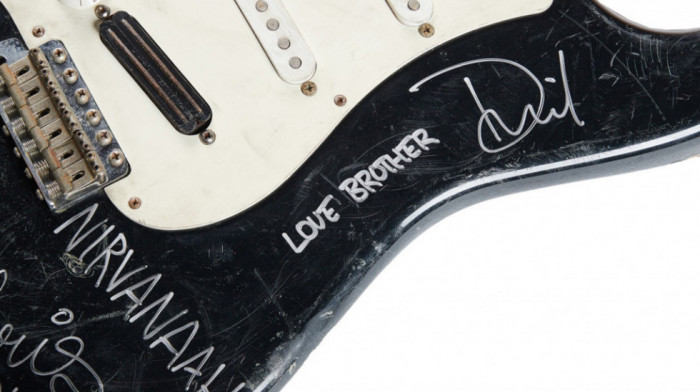 Razbijena gitara Kurta Kobejna prodata na aukciji u Njujorku za blizu 600.000 dolara