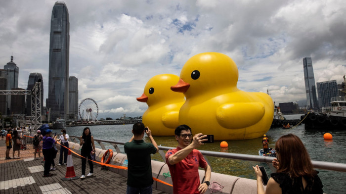 Vrućine prete velikoj atrakciji: Jedna od dve džinovske gumene patke u Hongkongu već kolabirala