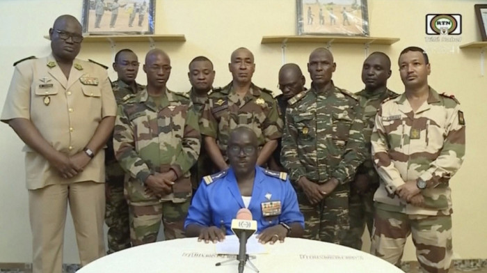 Vojna hunta u Nigeru tvrdi da je otvorena za razgovore, Rusija i SAD pozivaju na mirno rešenje