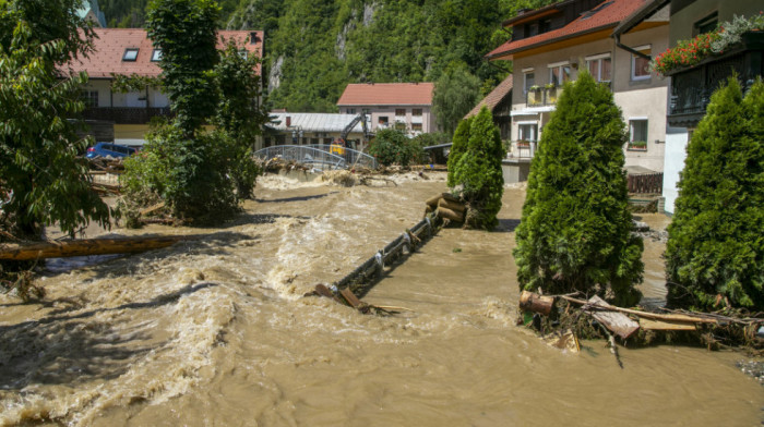 Više od sedamdeset odsto građana Slovenije podržava vanredni porez na dobit banaka za obnovu od poplava