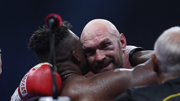 Fjuri jedva "preživeo" boks spektakl u Rijadu: Pobedio MMA borca nakon odluke sudija