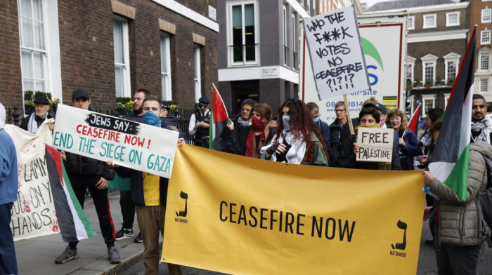 Protesti na železničkoj stanici u Londonu u znak podrške Palestini