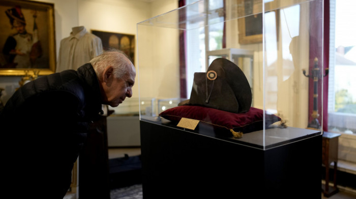 Napoleonov šešir prodat na aukciji u Parizu za 1,9 miliona evra