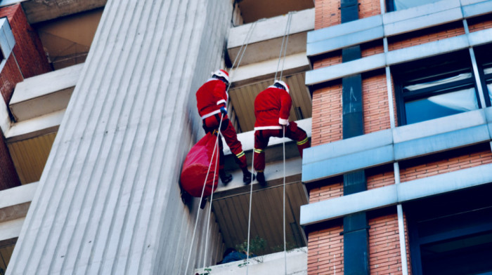 Deda Mrazevi sa krova pirotske bolnice: Pripadnici Gorske službe spasavanja delili paketiće deci