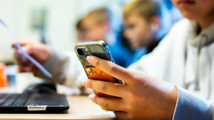 U školama u Italiji zabranjuju mobilne telefone i tablete i u nastavne svrhe