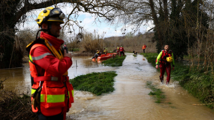 Poplave na jugu Francuske: Bujica odnela četvoročlanu porodicu dok su pokušavali da pređu most