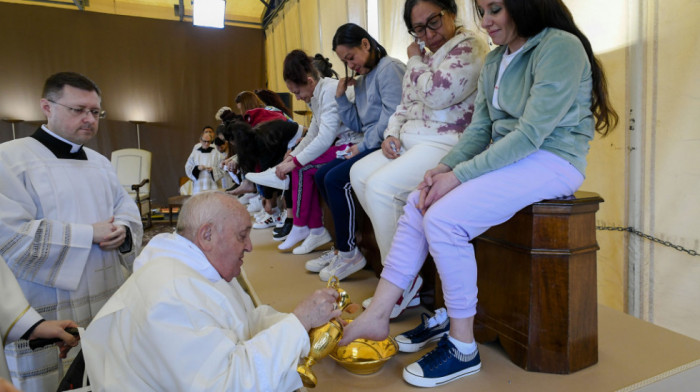 Ritual za Veliki četvrtak: Papa Franja oprao noge ženama u zatvoru i poljubio ih u stopala