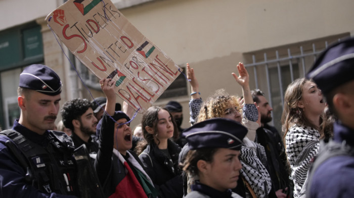 Policija rasterala studente sa Sorbone koji u šatorima protestuju zbog rata u Gazi