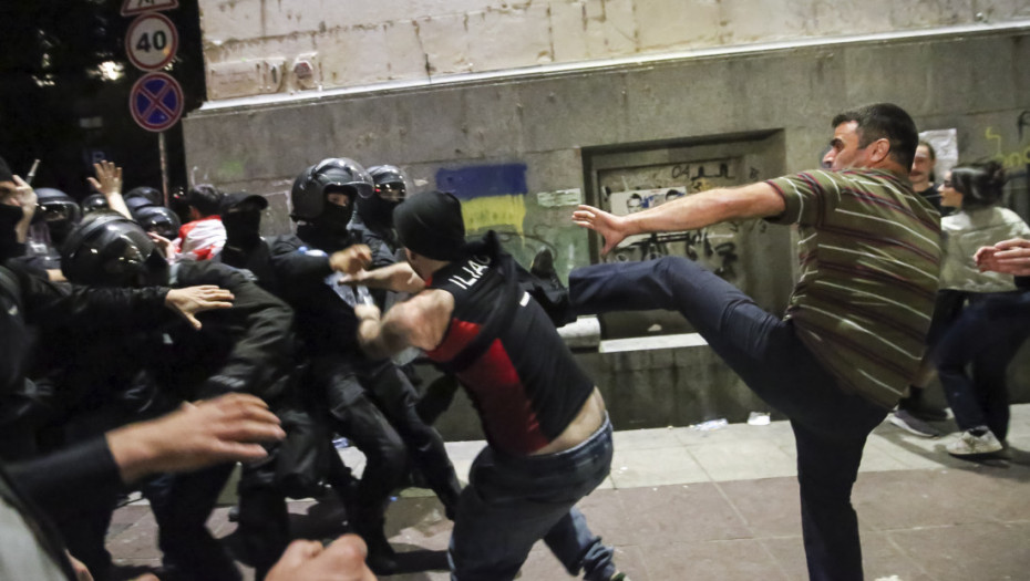 Nastavljaju se radikalni protesti u Tbilisiju: U sukobu navodno pretučen lider opozicije, uhapšene najmanje 63 osobe