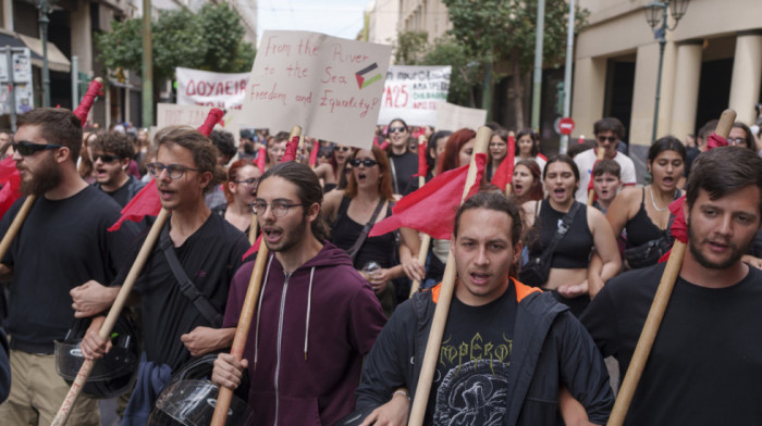 Prvomajski protest u Atini: Radnici zahtevaju da se plate izjednače sa zemljama EU