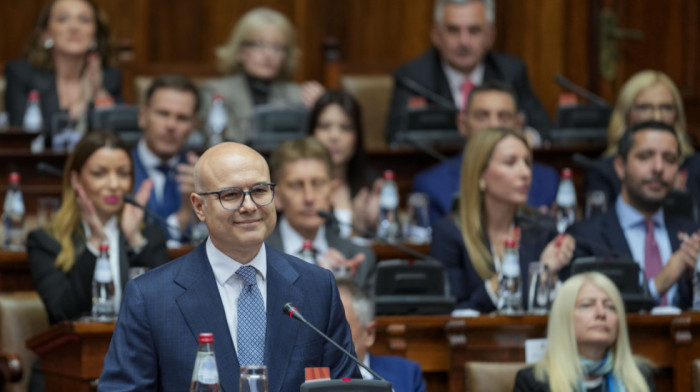 Sednica Skupštine o izboru vlade: Mandatar Vučević izneo ekspoze, poslanik opozicije izbačen sa sednice