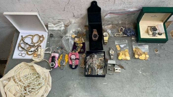 Carinici na Horgošu zaplenili neprijavljen nakit i satove vredne 357.000 evra