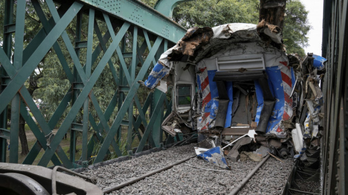 Najmanje 90 ljudi povređeno u sudaru voza i lokomotive u Buenos Ajresu