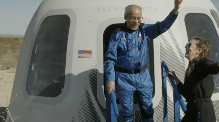 "Blu oridžin" nastavio komercijalne letove u svemir, u posadi i Ed Dvajt (90), prvi kandidat za crnog astronauta