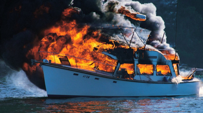 Zapalio se drveni turistički brod u luci kod Spita: Nepoznato šta je dovelo do požara