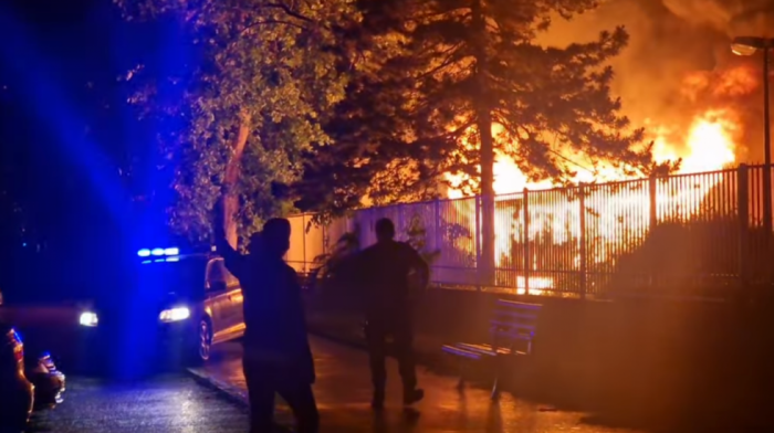 Veliki požar u dvorištu zgrade EPS u Novom Sadu, deo grada bez struje