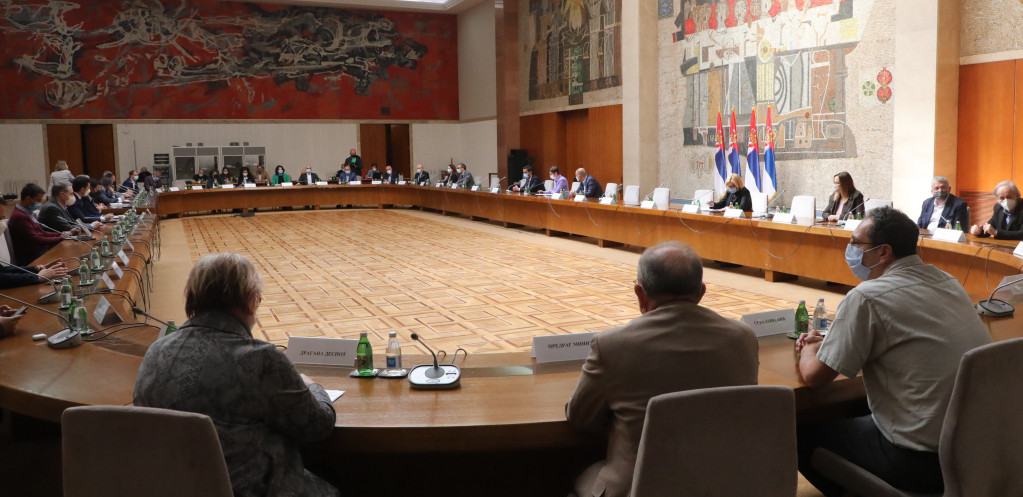 Krizni štab danas zaseda o popuštanju mera, Beograd traži duže radno vreme lokala
