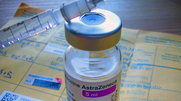 Britanci tvrde da su dve doze AstraZeneke efikasne do 90 odsto