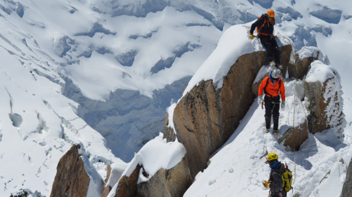 Nepalci u očajanju zbog pandemije korone mole alpiniste da im daju boce za kiseonik