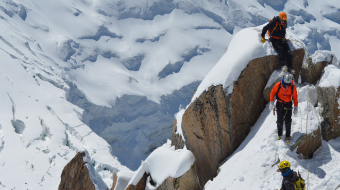 Nepalci u očajanju zbog pandemije korone mole alpiniste da im daju boce za kiseonik