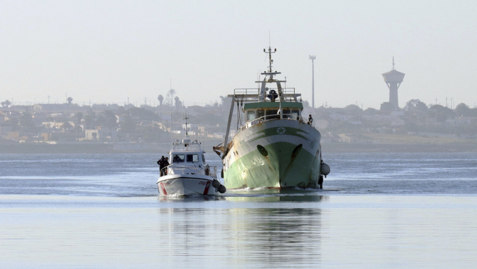 Italijanska obalska straža spasila oko 300 migranata iz prenatrpanog broda