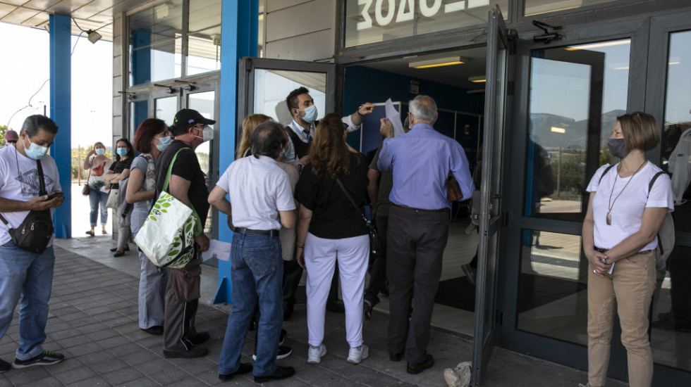 Nove mere za nevakcinisane u Grčkoj: Testiranje o ličnom trošku, suspendovanje zdravstvenih radnika...