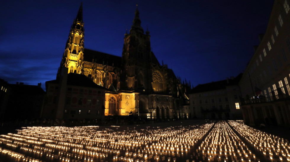 Neverovatna scena iz Praga: 30.000 sveća obasjalo zamak, po jedna za svaku žrtvu kovida