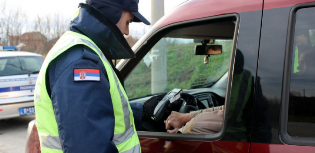 Policija u Beogradu zaustavila vozača zbog upotrebe mobilnog telefona - bio pozitivan na kokain