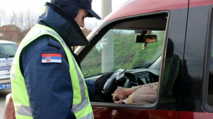 Policija u Beogradu zaustavila vozača zbog upotrebe mobilnog telefona - bio pozitivan na kokain