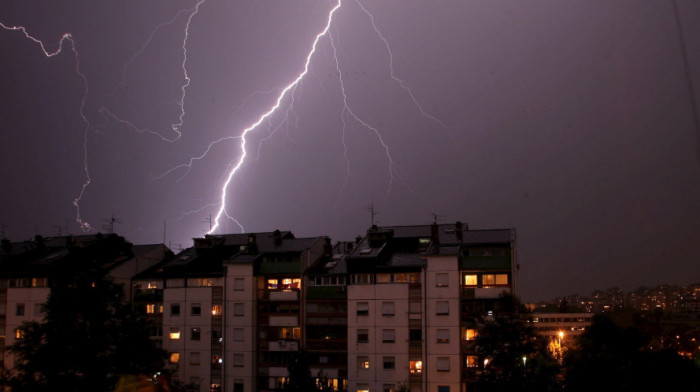 Veliko nevreme noćas pogodilo Beograd, grom udario u kuću u Zemunu