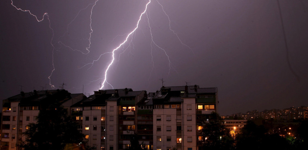 Veliko nevreme noćas pogodilo Beograd, grom udario u kuću u Zemunu