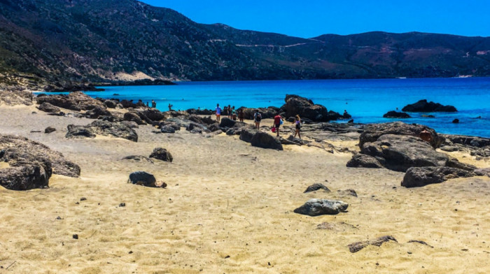 Leto u Grčkoj, istine i laži: Da li se maske nose na plaži i treba li ležaljke da se rezervišu porukom