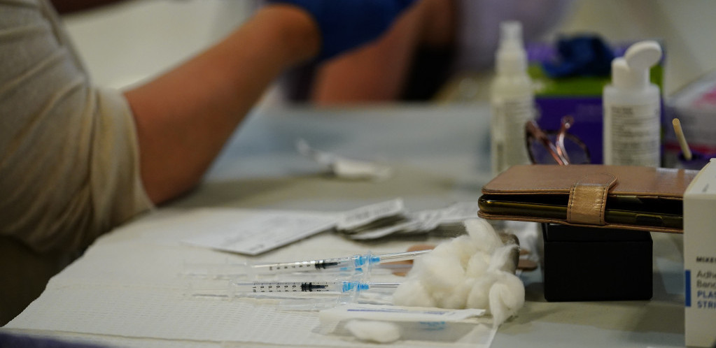 Kreće vakcinacija trećom dozom kineske vakcine u Emiratima i Bahreinu. Ko je sve prima?
