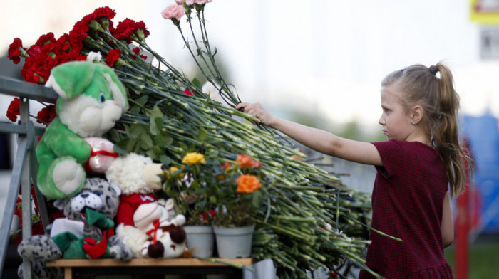 Kazanj odaje poštu žrtvama pucnjave: Cveće, sveće i plišani medvedi za ubijenu decu