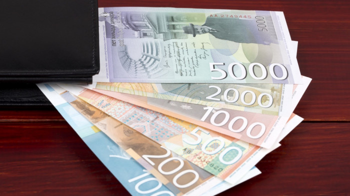 Današnji kurs: Odnos dinara prema evru nepromenjen, prema dolaru opao