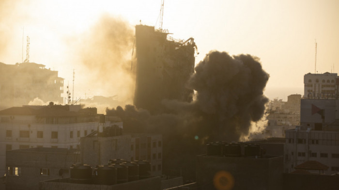 VIDEO U vazdušnom udaru uništen neboder u Gazi: Zgrada se raspala za samo nekoliko sekundi