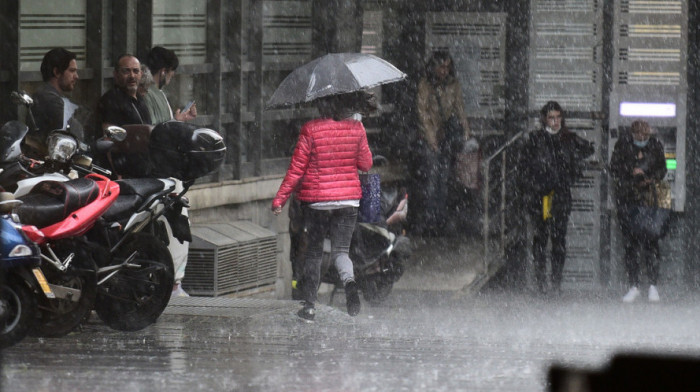 Nikuda danas bez kišobrana, meteorolozi najavili kišu, pljuskove i grmljavinu