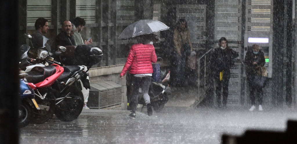 Nikuda danas bez kišobrana, meteorolozi najavili kišu, pljuskove i grmljavinu