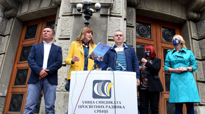 Prosvetari na skupu ispred Vlade: Traže uvođenje pravednih platnih razreda