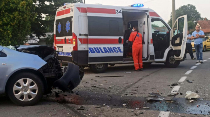 Vozilo udarilo u zaštitnu ogradu kod naplatne rampe Doljevac, teško povređeno pet osoba