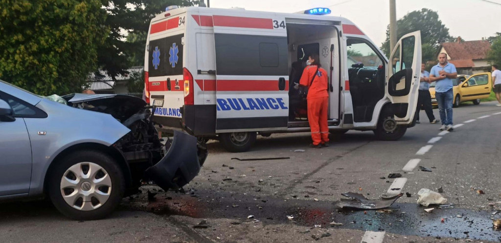 Vozilo udarilo u zaštitnu ogradu kod naplatne rampe Doljevac, teško povređeno pet osoba