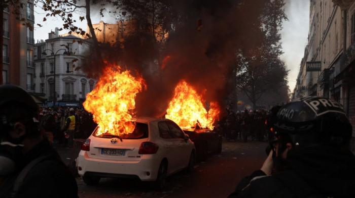 Neredi u Francuskoj, automobili goreli na ulicama VIDEO